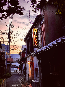 0425ロートレックの灯りと夕焼けの弁天横丁の写真