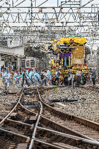 0441年に一度の踏切渡りの写真