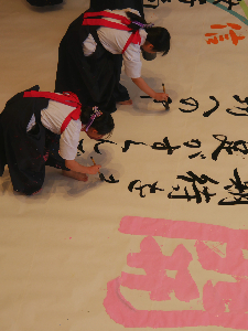 写真：0465幼い手が未来を描く