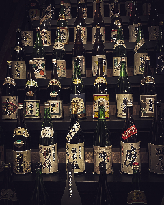 小江戸　蔵里　鏡山酒造に飾られた酒瓶の写真