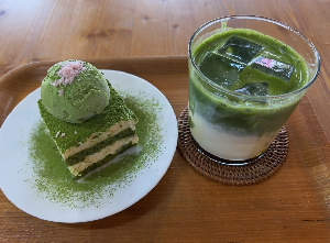 LECCOFFEEの河越抹茶を使用した抹茶ラテと抹茶ティラミスの写真