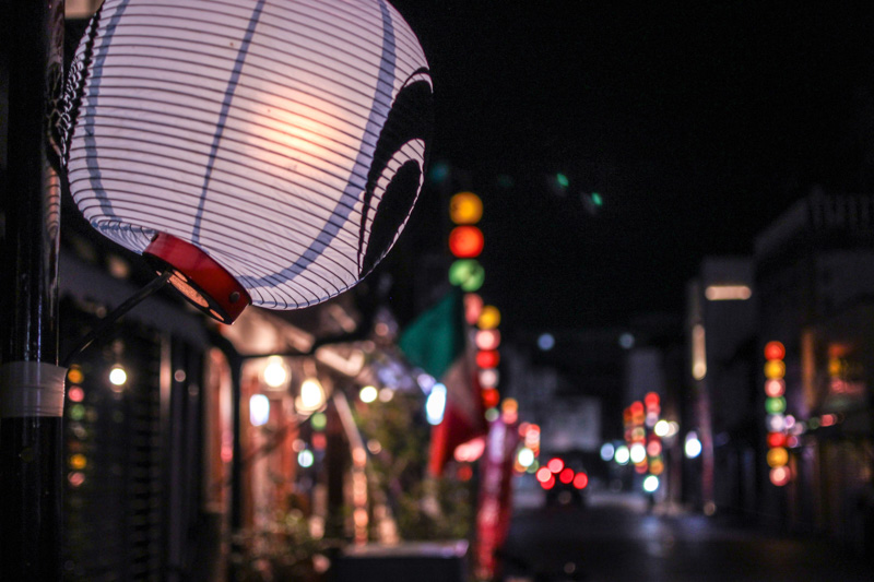 0155レトロな街並みに提灯が素敵に彩る