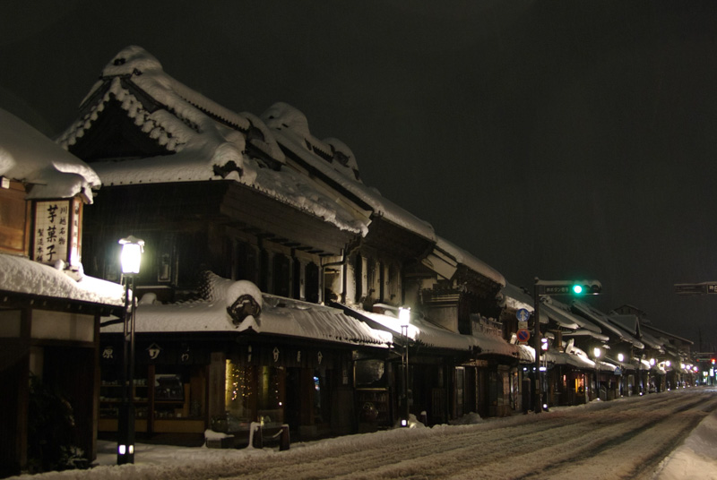 0158雪の白さが黒い壁の重厚さを引き立てている一番街