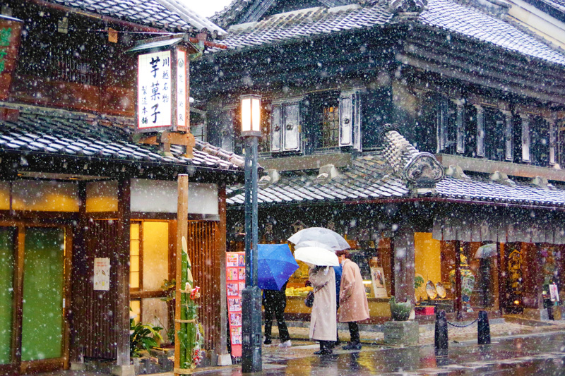 0159珍しい雪と蔵造りの町並みのコンビネーション
