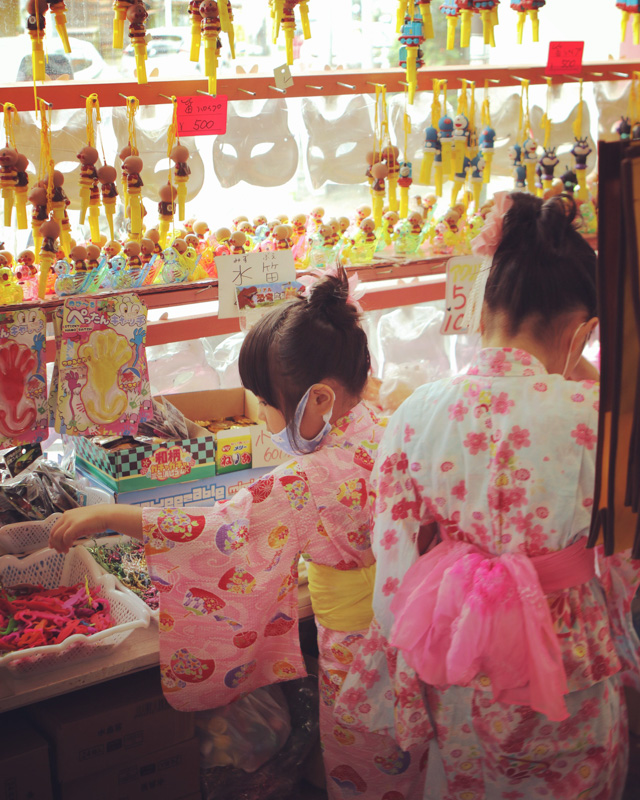 0190小さな姉妹が浴衣でお買い物