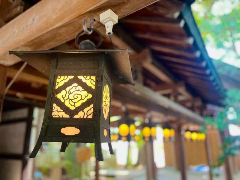 0226軒先を照らすほのかな明かり「吊り灯籠」
