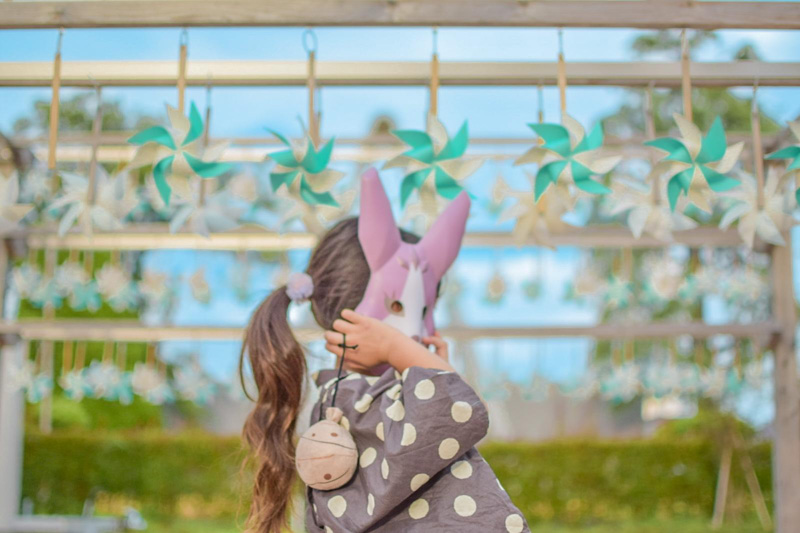 0231川越氷川神社の風車をバックに