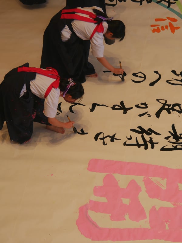 写真：0465幼い手が未来を描く