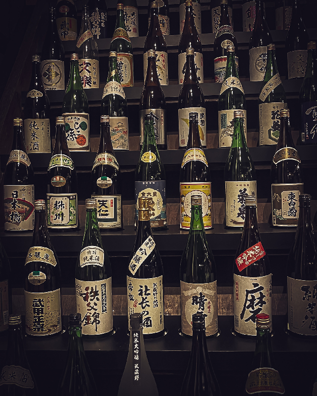 小江戸　蔵里　鏡山酒造に飾られた酒瓶の写真