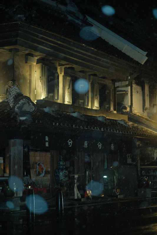 蔵造りのお店の雪景色