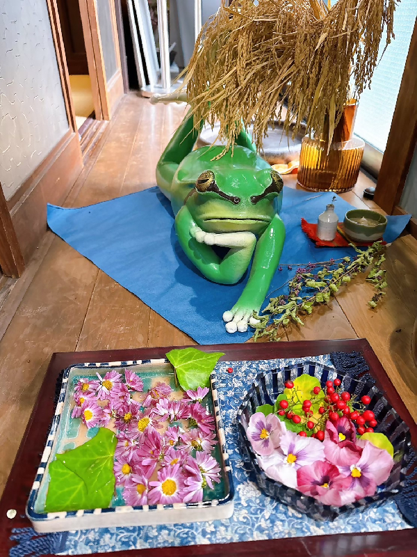 仲町観光案内所のカエルと花手水