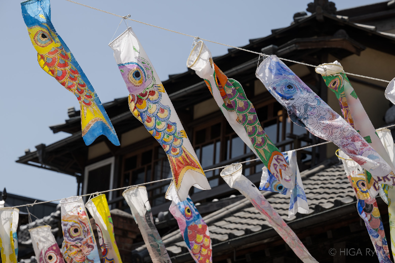 空を泳ぐ鯉のぼりたち